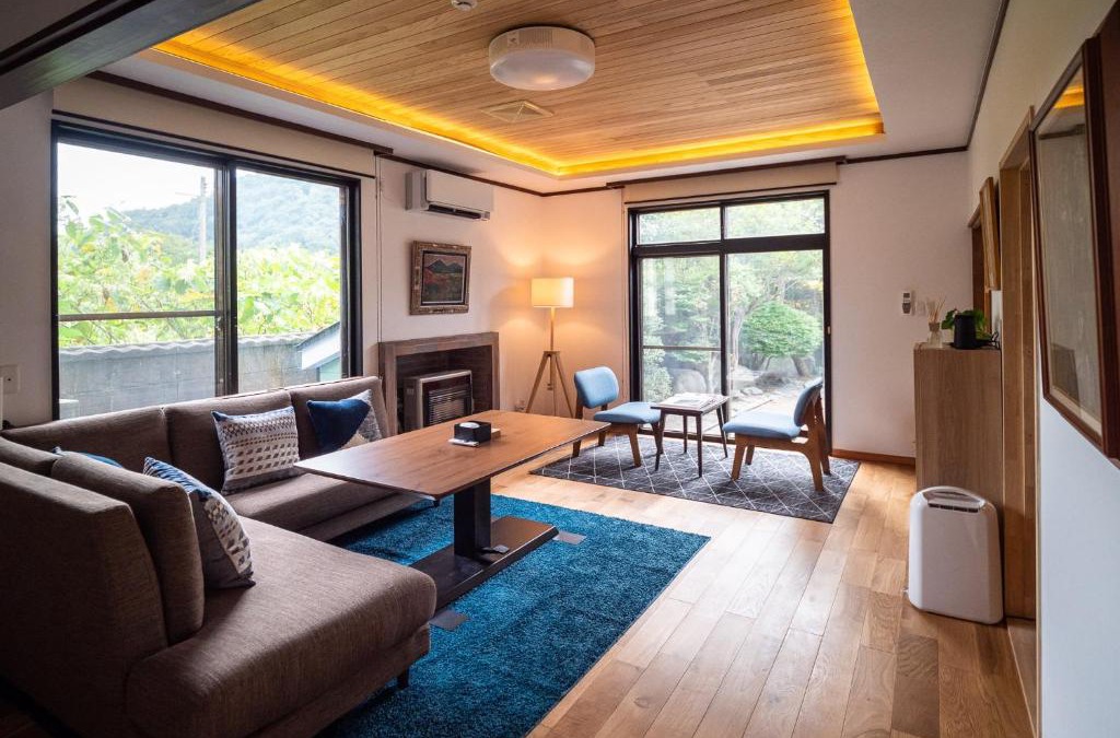 Towada House | Immaculate Private Family Cottage with Hot Spring