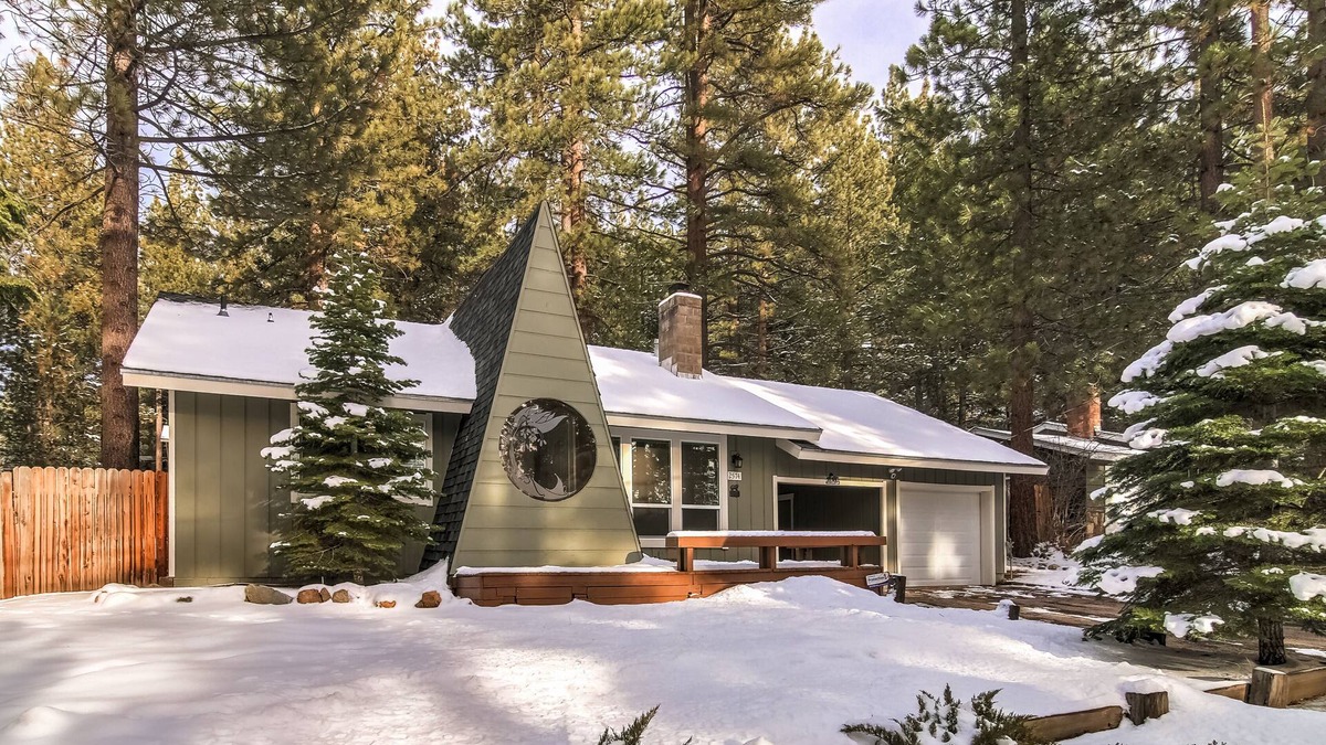 Montgomery Estates Cabin | Immaculate Retreat- bonus family room, deck and yard.