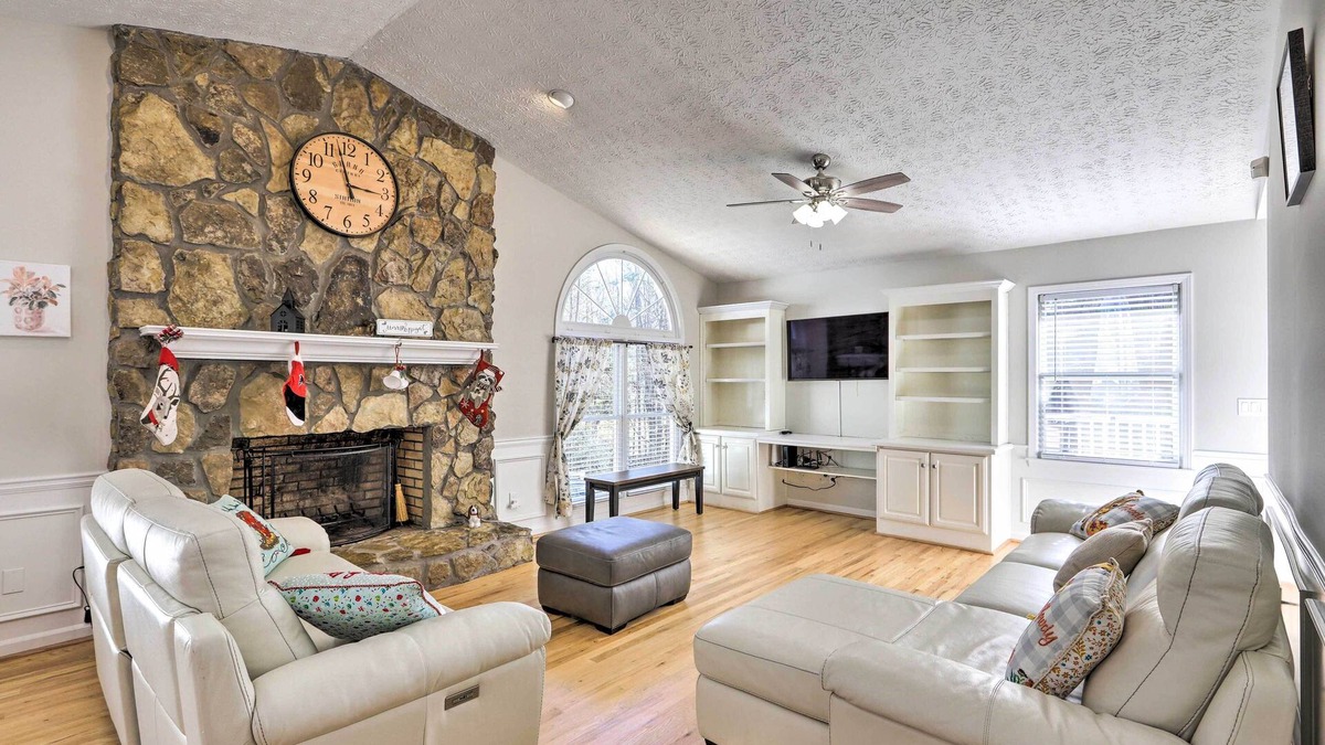 Suwanee House | Immaculate Suwanee House w/Pool & Game Room!