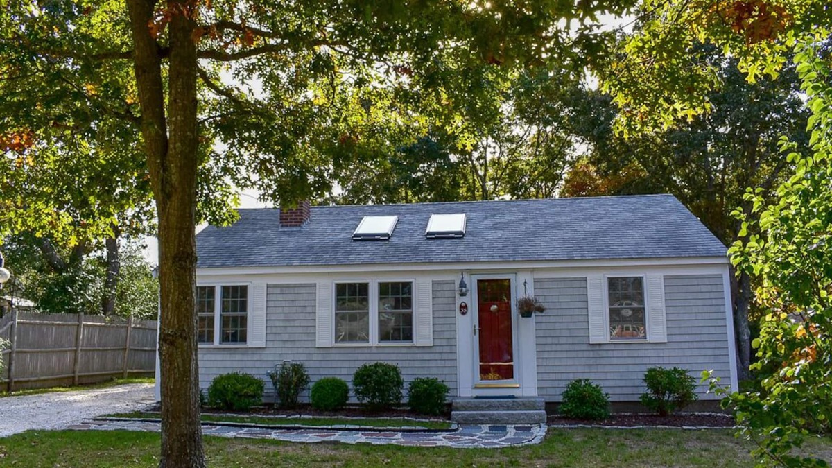 West Dennis House | Immaculate two bedroom home only 1 mile to West Dennis Beach!