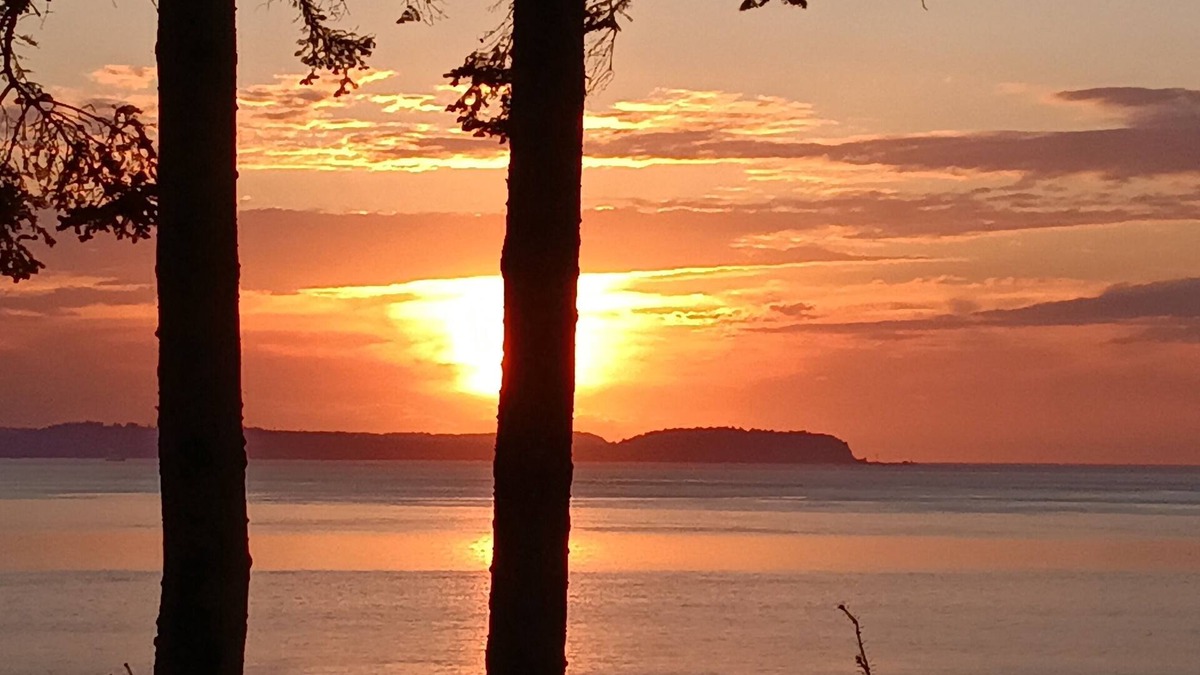 Coupeville House | Immaculate waterfront property with westerly views of Olympics & Puget Sound