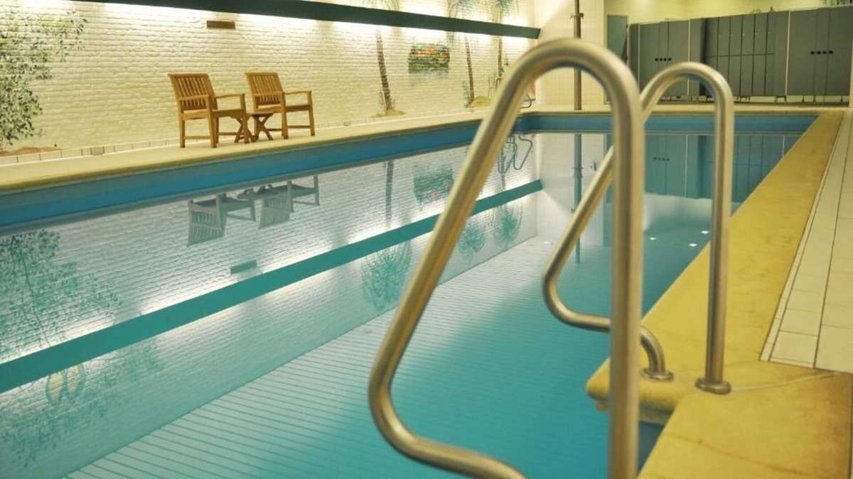 Beekbergen-Zuid Hotel | Immerse in Nature's Beauty: Convenient Room with Indoor Pool, Near Burgers Zoo