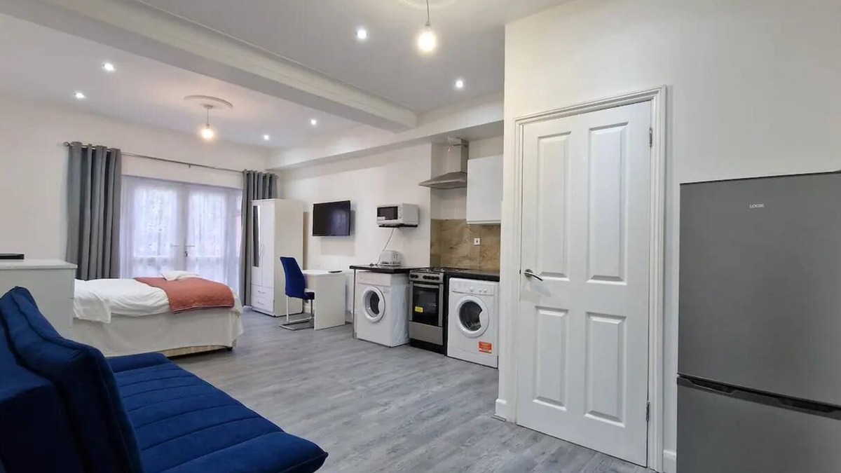 Clayhall Apartment | Impeccable 1-Bed Apartment in Ilford