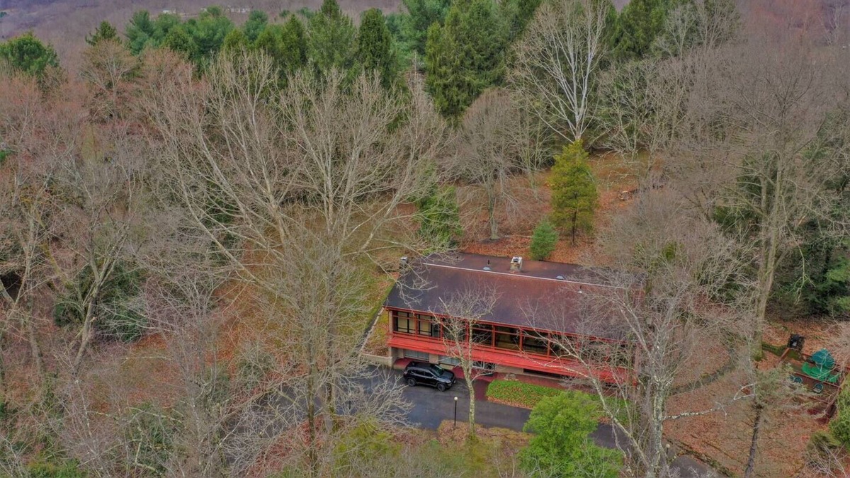 Weirton House | Impeccable 4-Bed House in Weirton