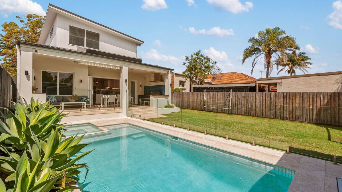 Petersham House | Impeccably Chic 4-Bed Home with Spa & Pool