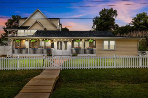 Kimmswick House | Imperial Porch Haven Cozy Fire Pit Fenced Yard