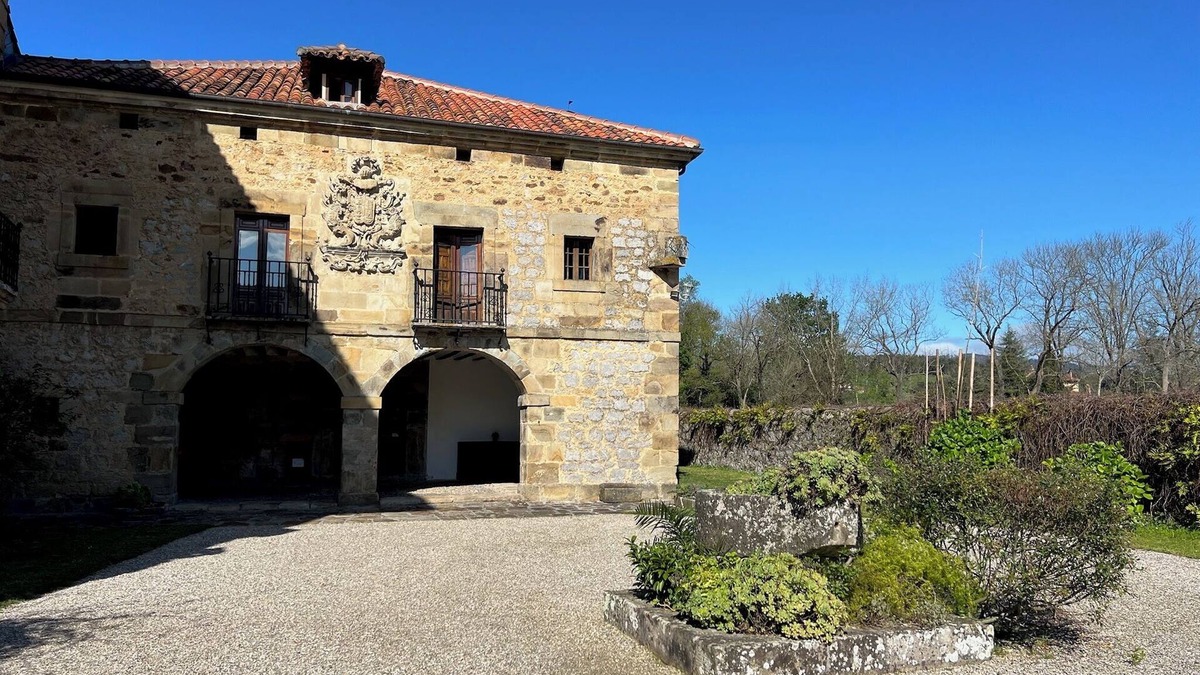 Entrambasaguas House | Impressive 18th century farmhouse from Montañes.
