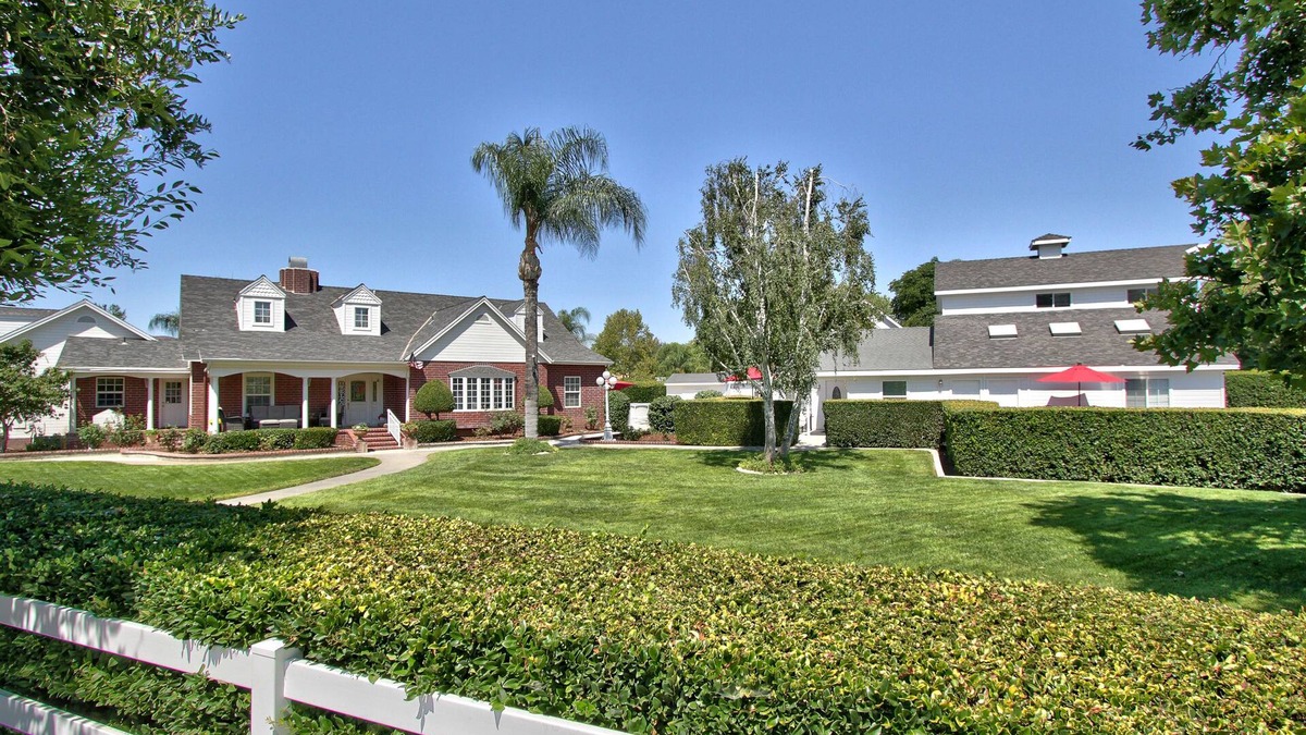 Murrieta House | Impressive 2nd Floor guest house suite near Wine Country