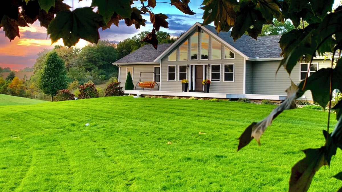 New Carlisle House | Impressive 3 bdr/3bth 25 mins from ND & beaches. Workout, game room, spa, & deck