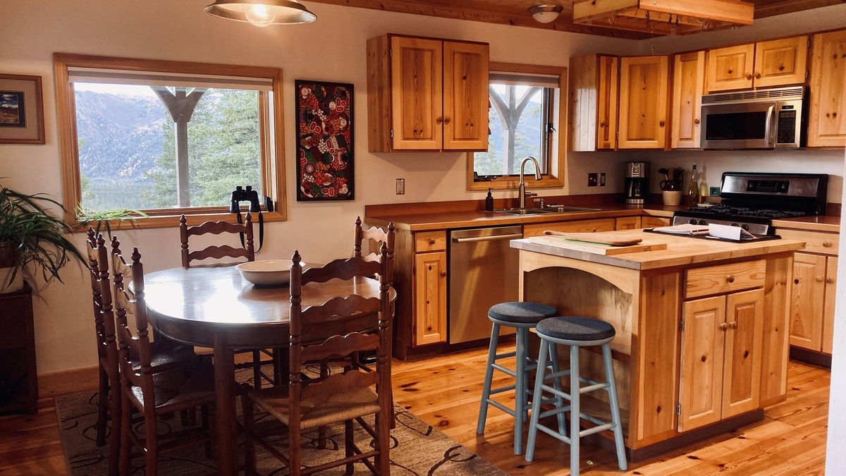 McKinley Park Cabin | Impressive Mountain Views. Craftsman Home. Less than 10 miles to bus depot