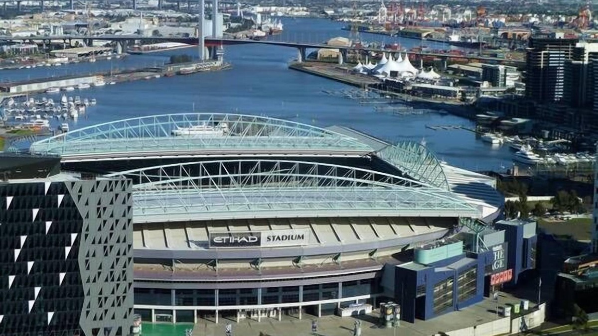 Melbourne Central Business District Apartment | IMPRESSIVE WATER VIEWS to Docklands and Overlooking the Bay