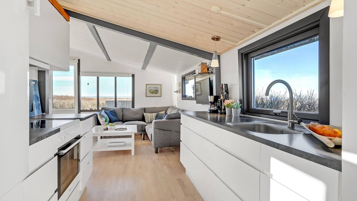 Logstor House | In 1st row and only 100 m from the beach, this light-flooded vacation home welcomes you.