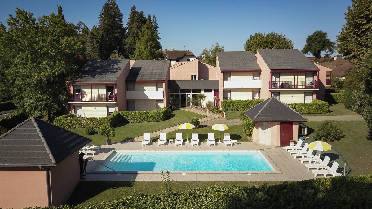 Salies-de-Bearn Apartment | In a family residence with pool