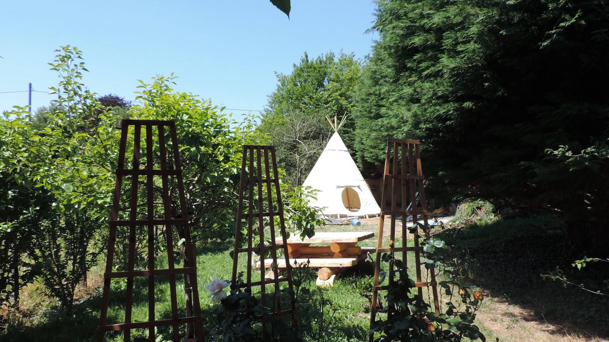 Saint-Chef Cottage | In a green setting, the TIPI COCOON and its CABANE aux FEES await you.