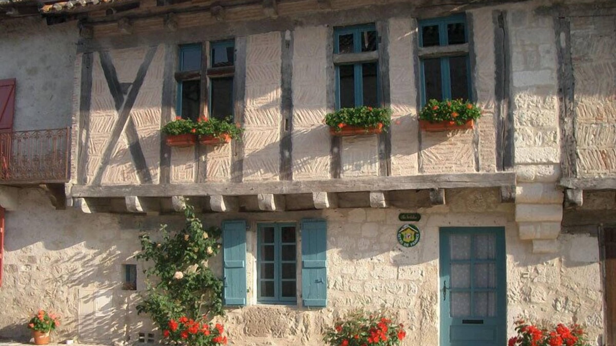 Monjoi House | In a listed village, half-timbered house overlooking a wooded valley