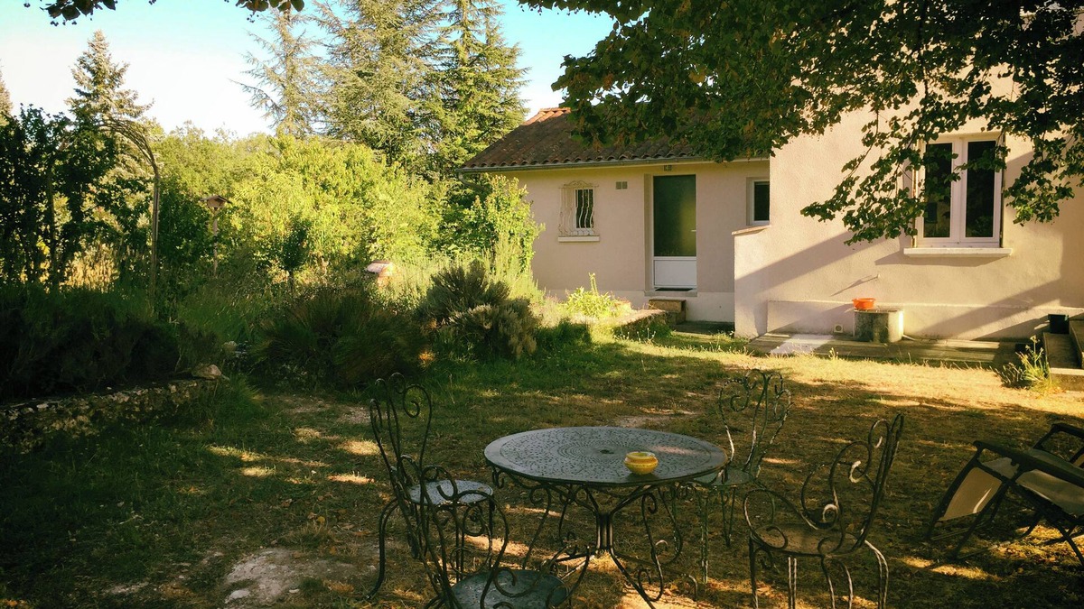 Allemans Apartment | In a quiet natural setting, Studio room with private entrance.