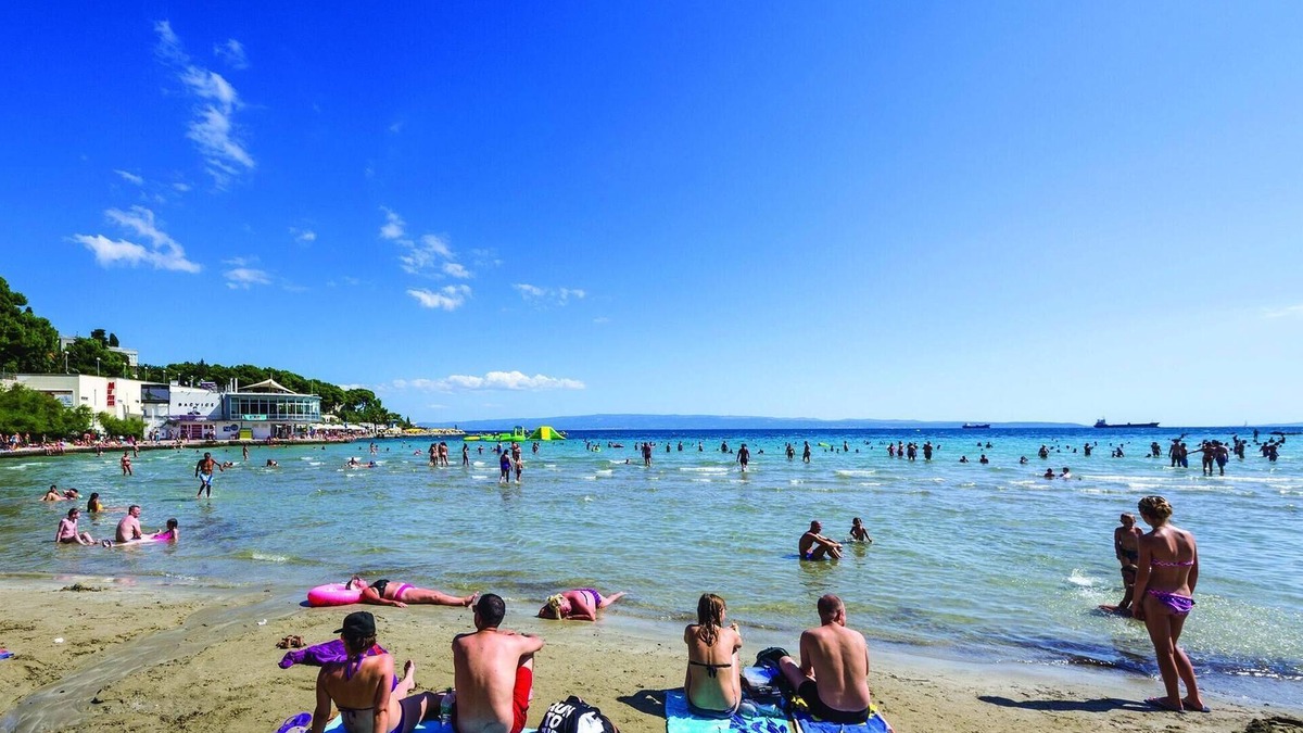Kamen Apartment | In a suburb of Split welcomes you this compact apartment with private pool.
