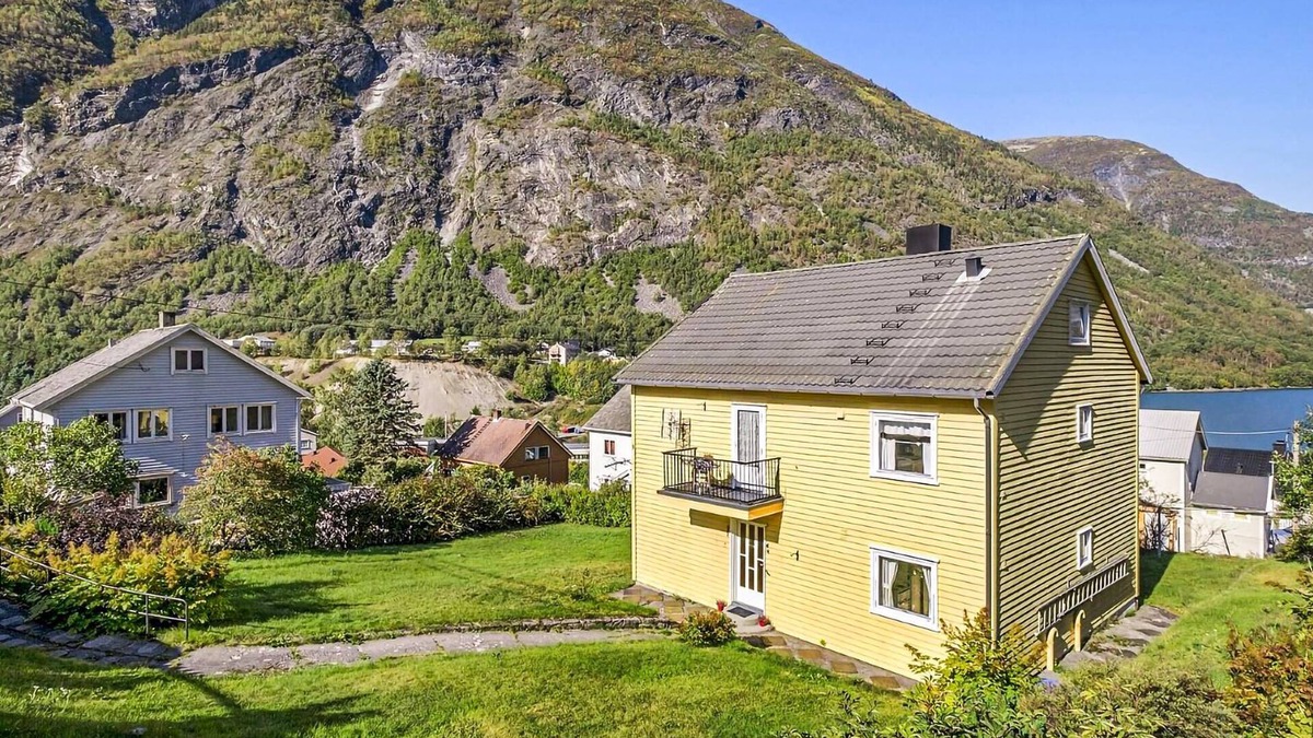 Ardalstangen Apartment | In Årdalstangen welcomes you this modern apartment with fjord view.