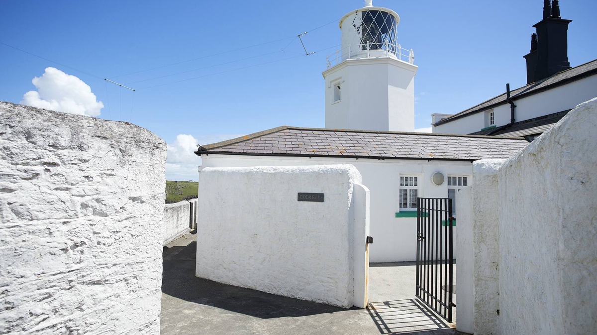 The Lizard Cottage | In association with Trinity House, Rural Retreats is pleased to present Lizard Lighthouse. Located o