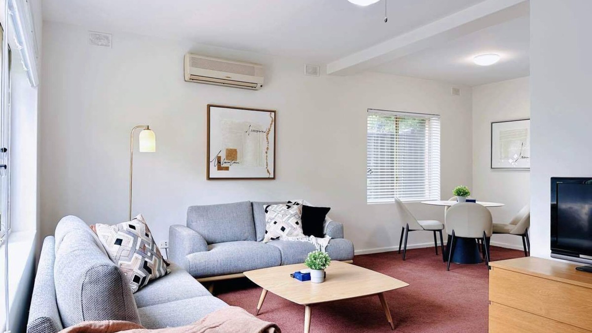 Plympton House | In Between City, Sea & Airport - 2BR Vacation Home