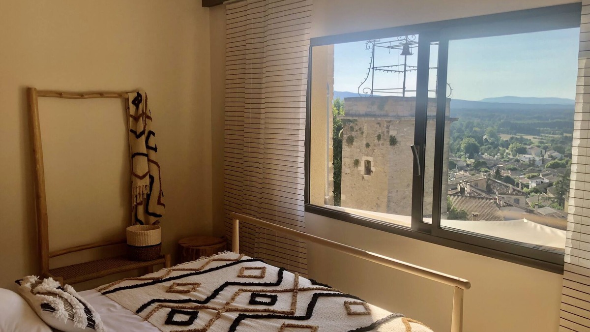 Chateauneuf-de-Gadagne Bed & Breakfast | In Chateauneuf de Gadagne, in the heart of the village: 2 independent bedrooms