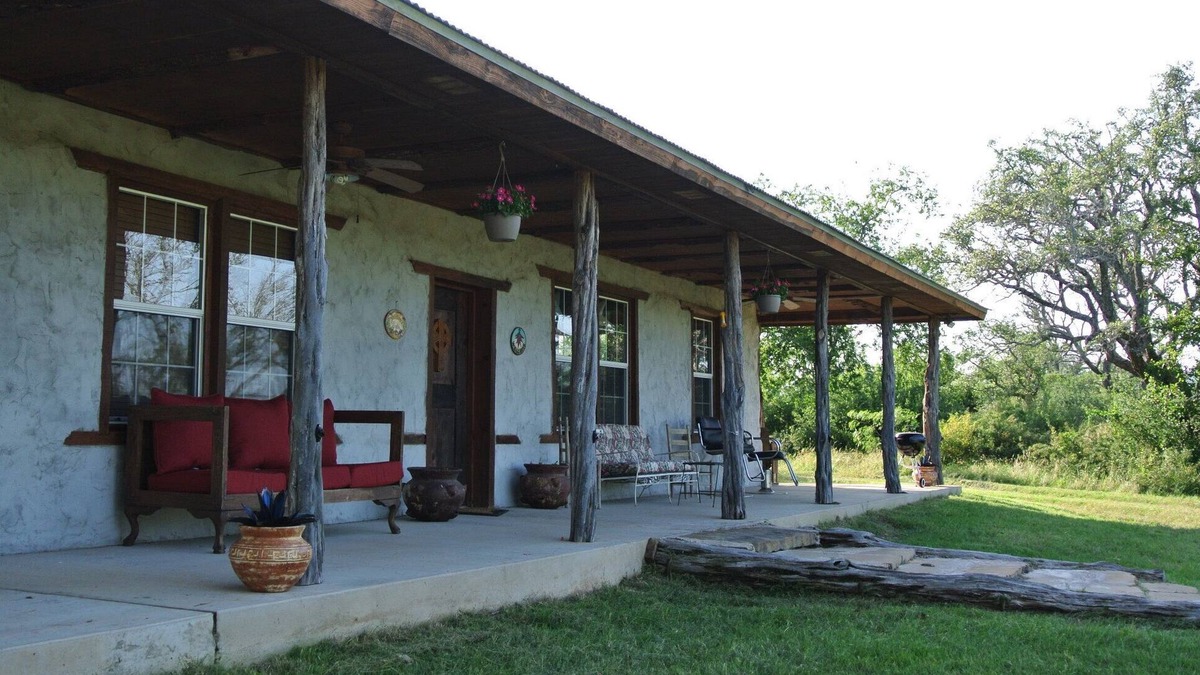 Lometa Cabin | In Eclipse Path of Totality - Available 4/8-4/9 - Charming Adobe Cabin on Ranch