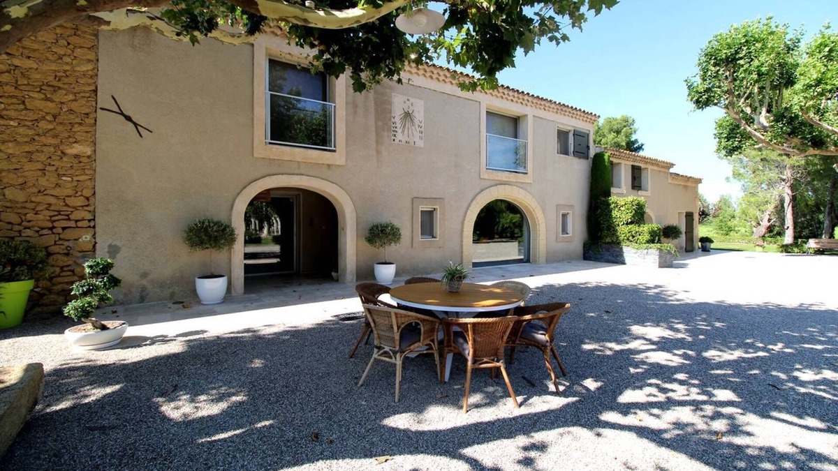 Entressen House | In Entressen, Alpilles, country house with A/C and excellent amenities pets admitted(1).