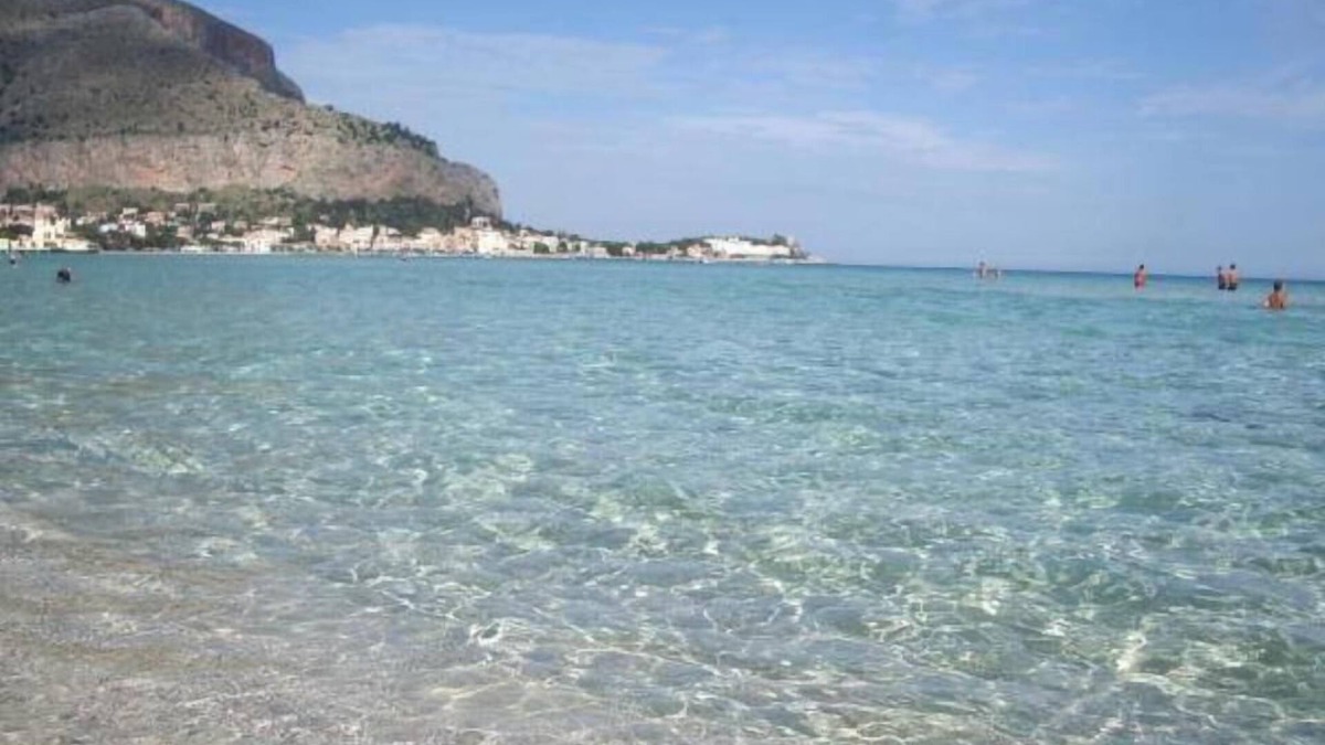 Mondello Apartment | IN FRONT OF THE SEA - BEAUTIFUL SEASIDE- only 20 meter from the beach - MONDELLO SQUARE - PALERMO