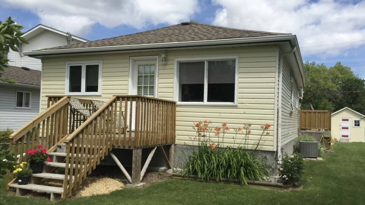 Gimli House | In Gimli a cottage close to the beach and uptown.