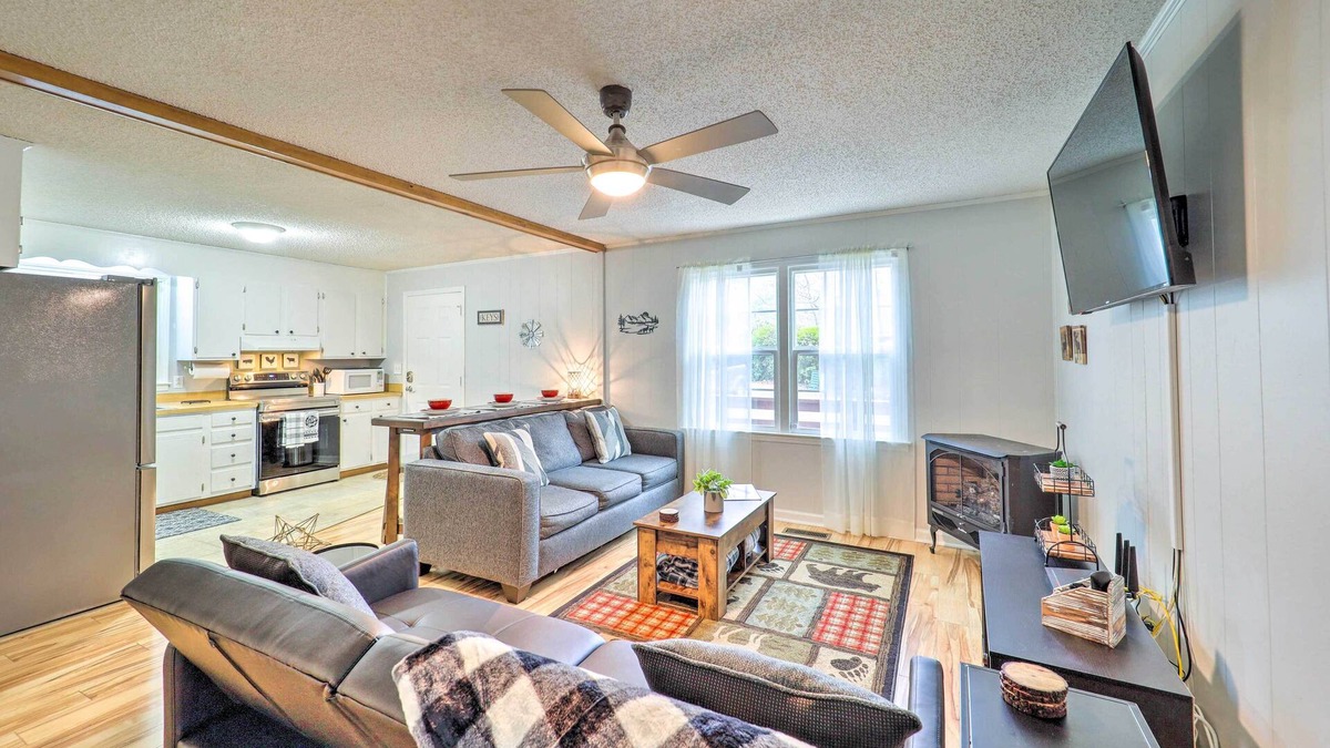 Pineola Cabin | In Golf Community w/Pool Access: Newland Cabin