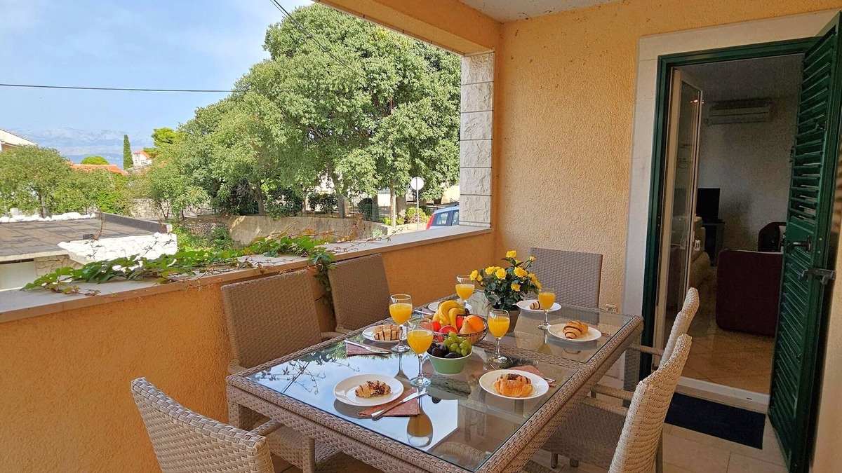 Supetar Apartment | In heart of the Old Town, 300m to Pretty Harbour & Restaurants, 400m to Beach