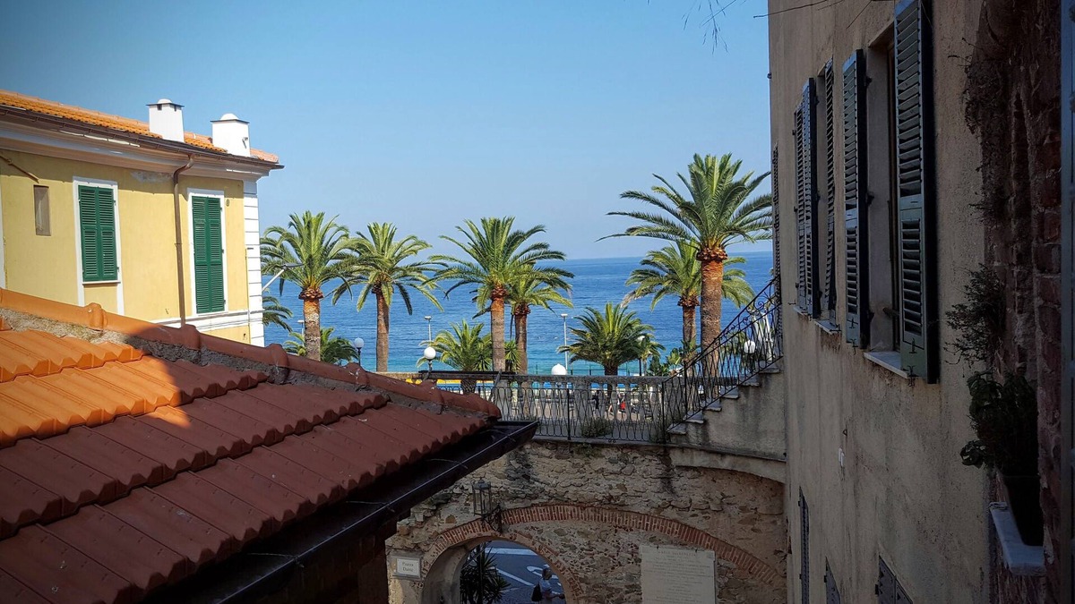 Noli Apartment | in historic building facing the sea