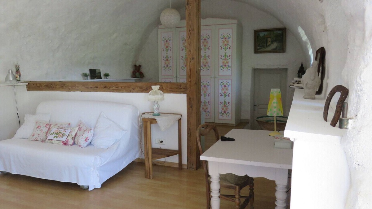 Lurs Apartment | In Jean Giono country, at the foot of the village of Lurs, in the countryside.