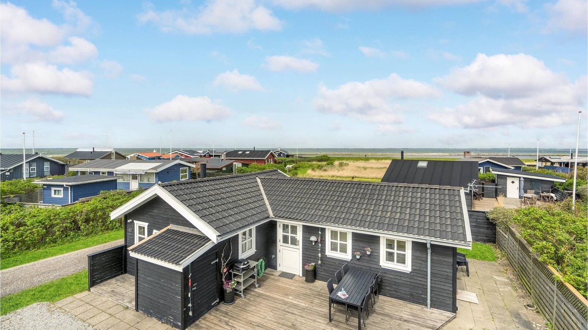 Logstor House | In Lendrup there is a nice lido on the beach, on the beach you can book tennis courts, rent a boat,