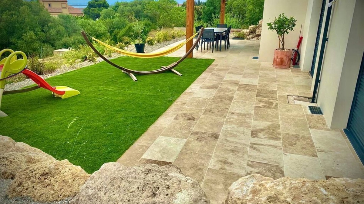 Leucate House | In Leucate village, accommodation 100 m2 sea view in garrigue.