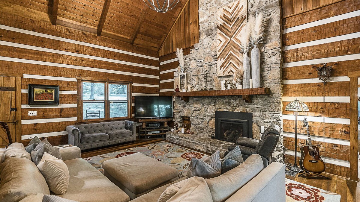Goodlettsville House | In mountains Close to fun Luxury Log Cabin 21 Acres 18 min to Downtown!
