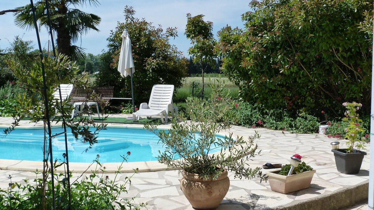 Molleges Villa | In Provence rental for 4 with garden, private pool in the countryside Internet