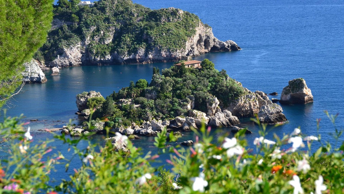 Taormina Apartment | In Taormina with a breathtaking view and lots of tranquility.