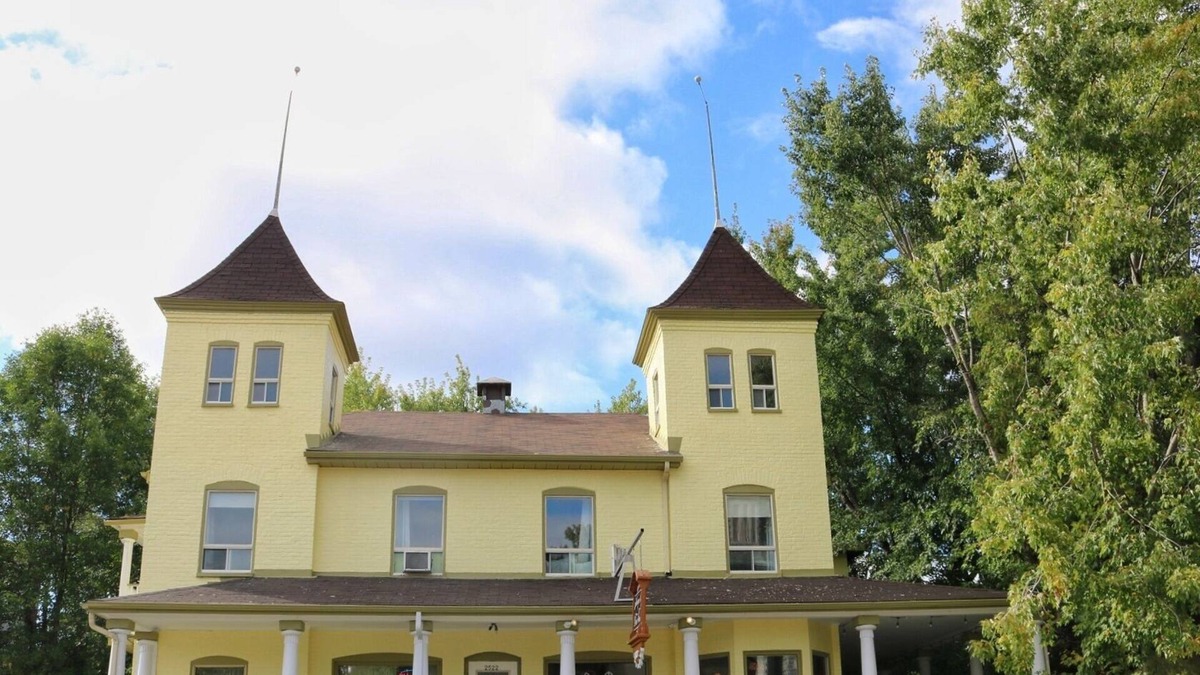 Jonquiere House | In the city center of jonquiere