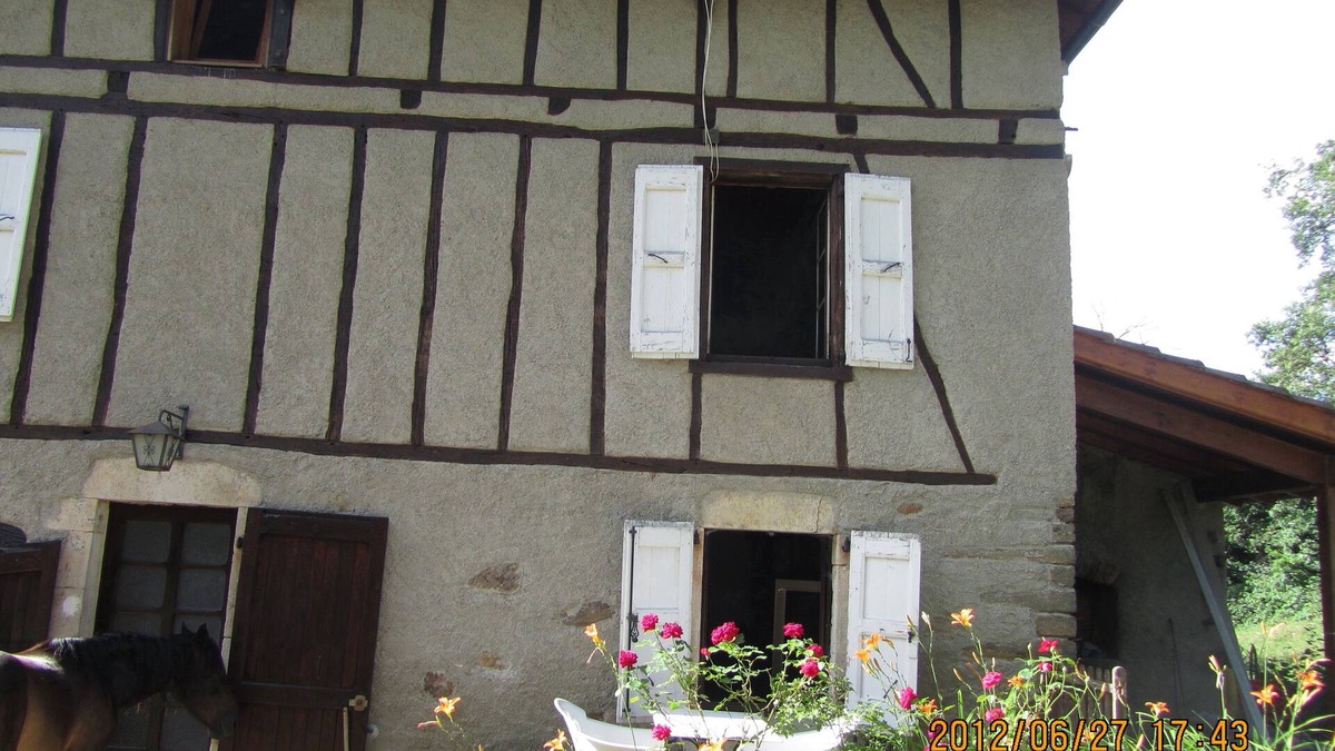 Maurs House | In the green a half-timbered house with soothing lights.