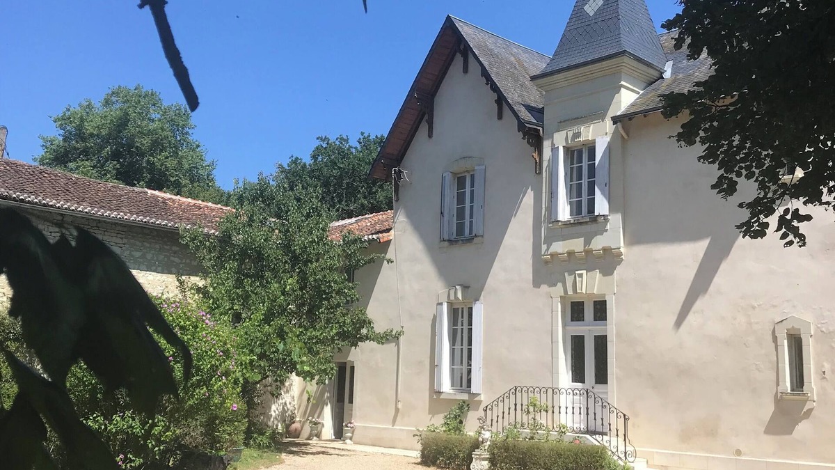 La Roche-Rigault Bed & Breakfast | In the heart of the forest, janitor's cottage Manoir with sauna and Nordic bath access