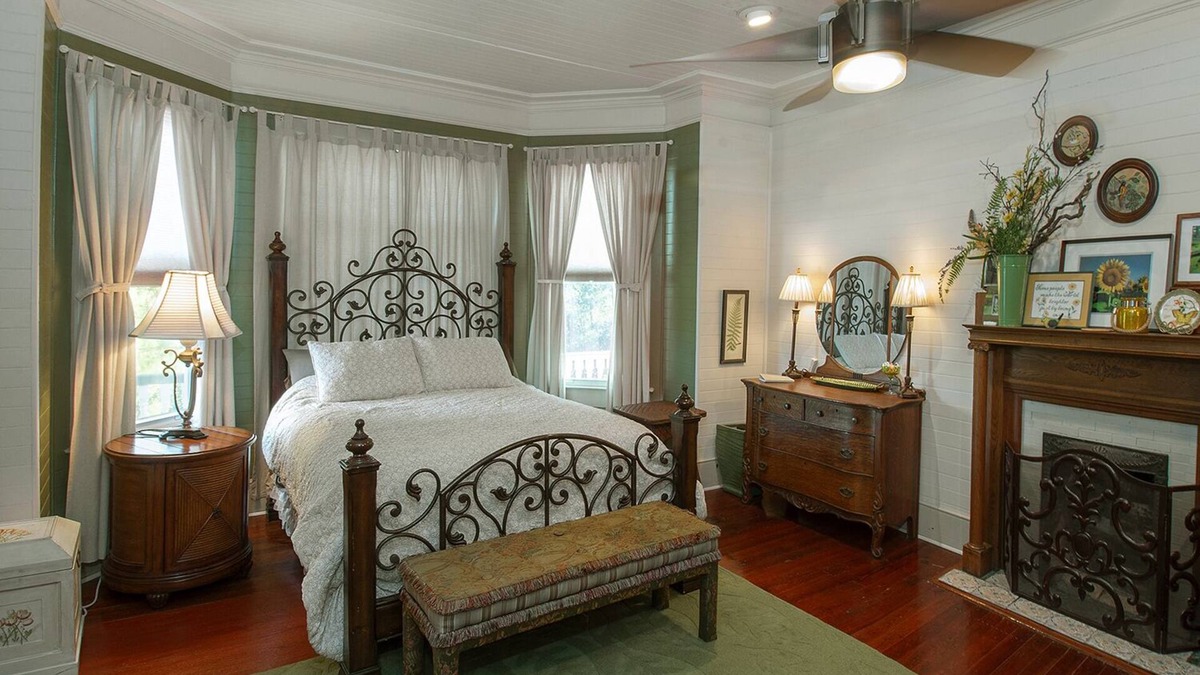 Historic Downtown Apalachicola House | In The Heart Of Apalachicola~Walk Everywhere~Green Envy Suite~Majestic Jewel Inn