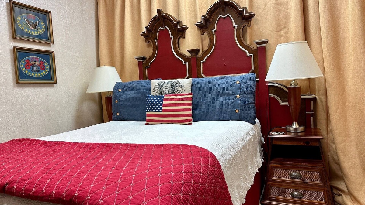 Historic Downtown Apalachicola Apartment | In the Heart of Apalachicola~Walk Everywhere!~Pet Friendly Studio Apartment