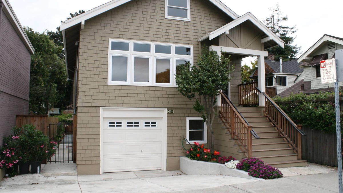 Elmwood House | In the Heart of Elmwood-Location is Everything! Discount for stays of 3-4 months