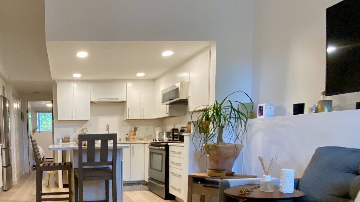 Jamaica Hills - Pond Apartment | In the heart of Jamaica Plain pondside, near restaurants and Longwood Hospitals