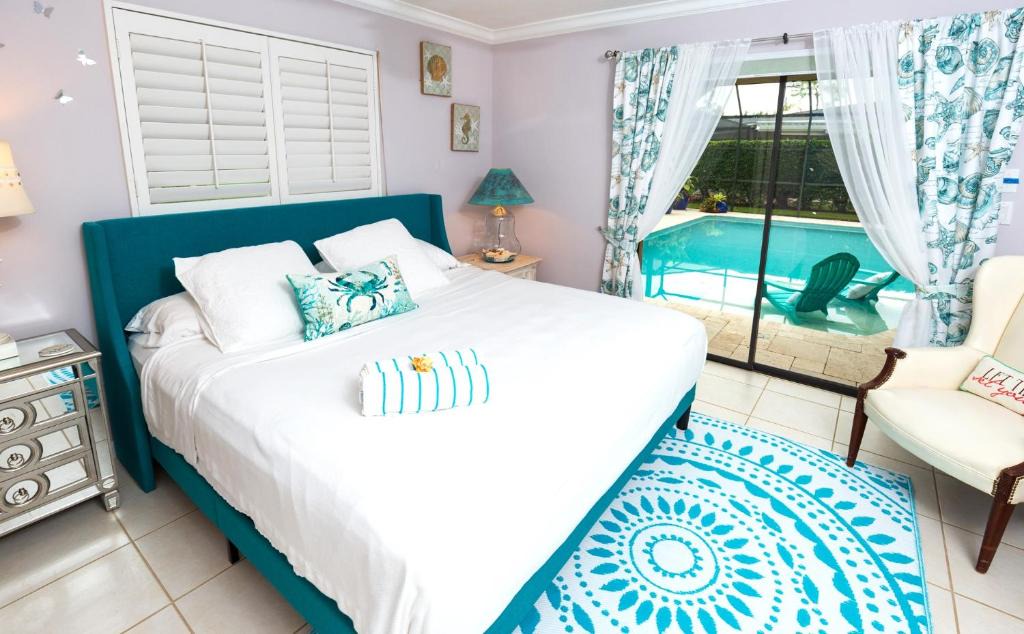 Kings Lake House | In the Heart of Naples, Suite with Lake & Pool