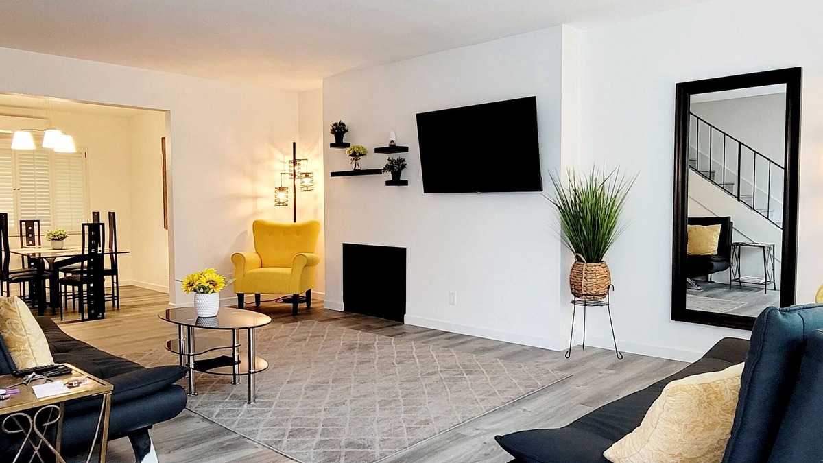 North of Wilshire House | In the heart of Santa Monica 2 bedroom & 2 1/2 bathroom Townhome + prvt parking