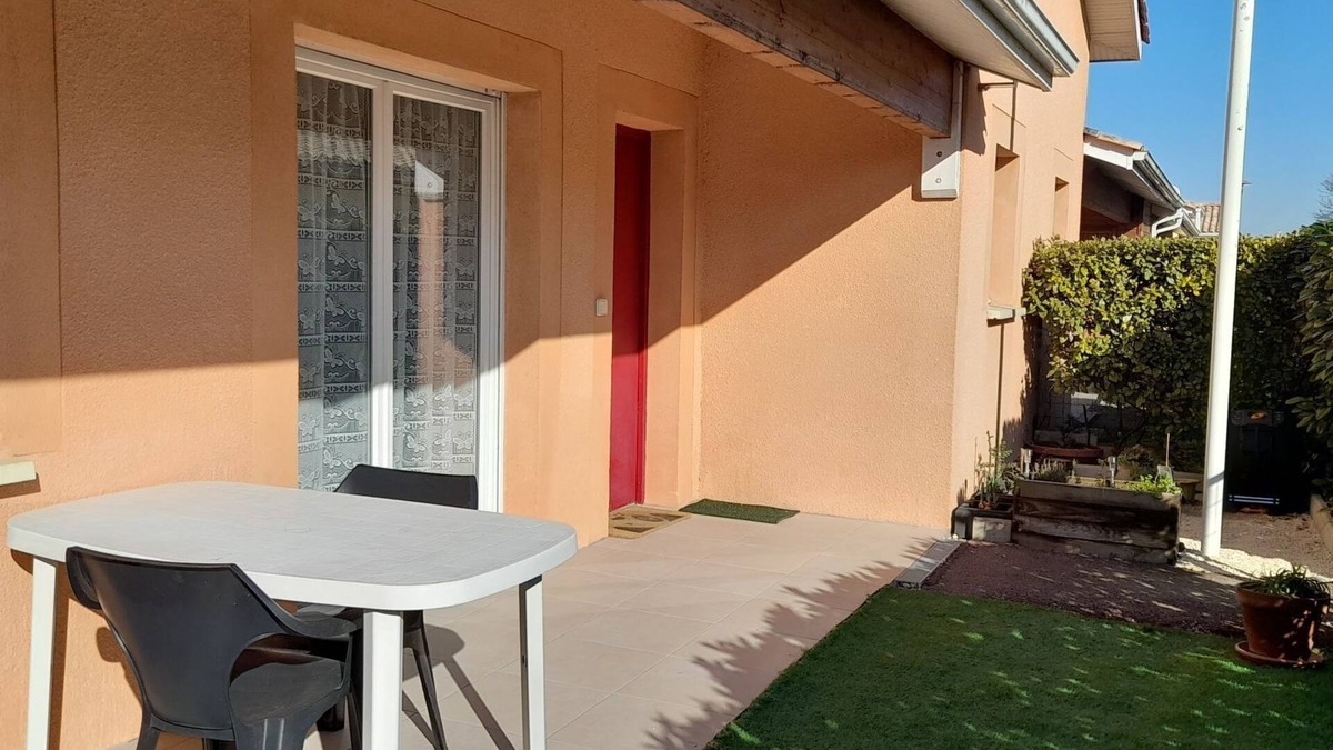 Etauliers Condo | In the heart of the Blayais region, quiet, spacious apartment 800 m from town center.