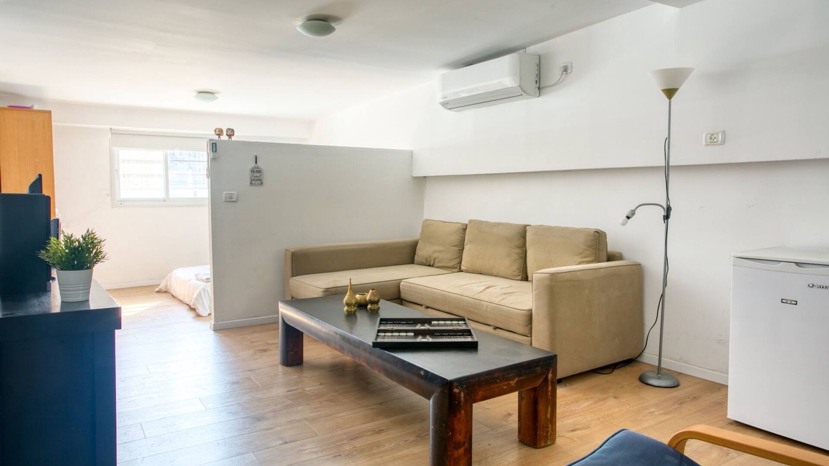 Kerem HaTeimanim Apartment | In the heart of the Market. Supreme location 200 meters from the beach. WoW!