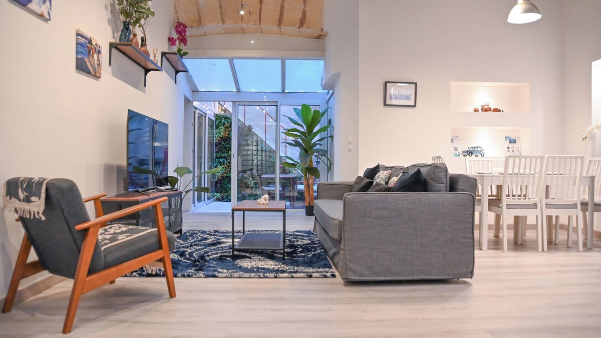 7th Arrondissement Apartment | In the heart of the Vieux-Port :2 bedrooms private courtyard